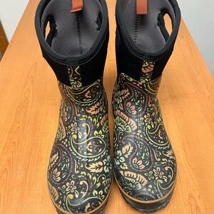 Bogs Woman’s paisley Floral Patterned Boots size 11 EUC